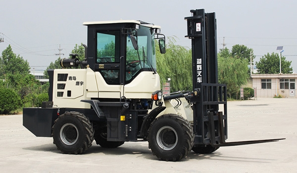 What are the parts of a cross-country forklift?