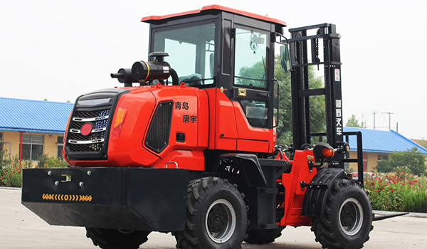 What should I pay attention to when using the four-wheel drive cross-country forklift?